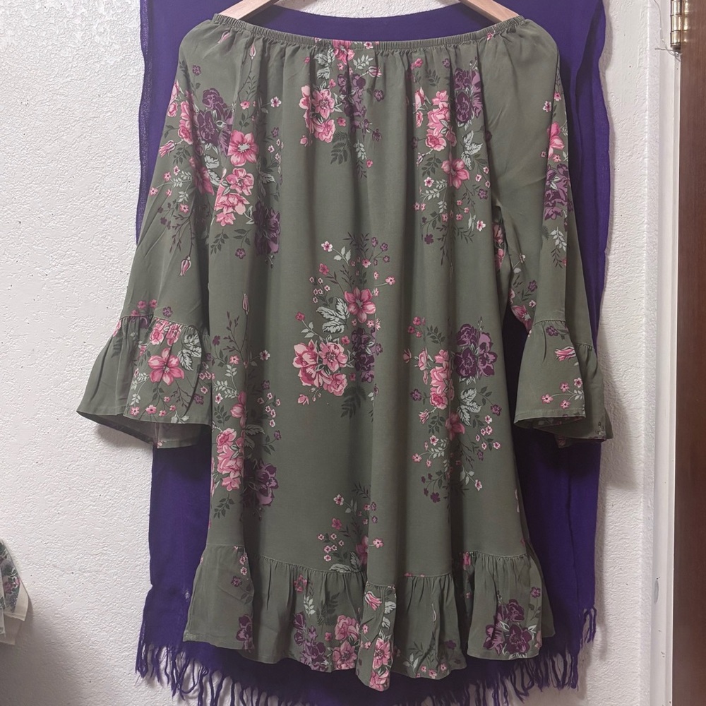 Woman’s green flower print peasant top blouse from Terra Sky - Picture 4 of 14